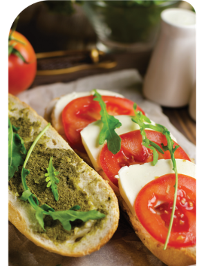 Torrada com tomate e rúcula